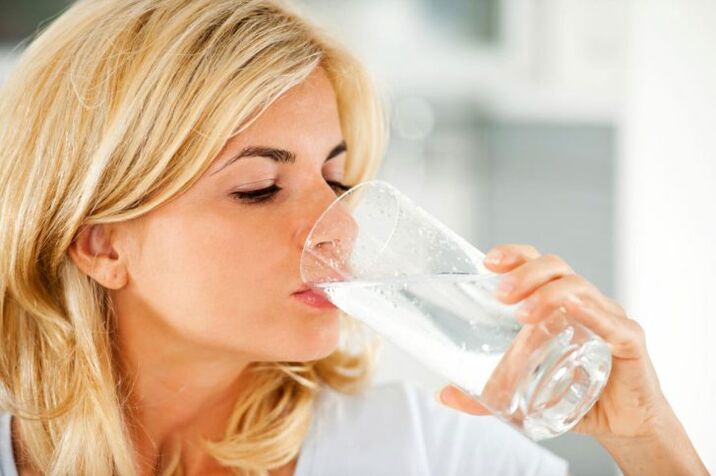 Пиење вода на мрзлива диета фотографија 1